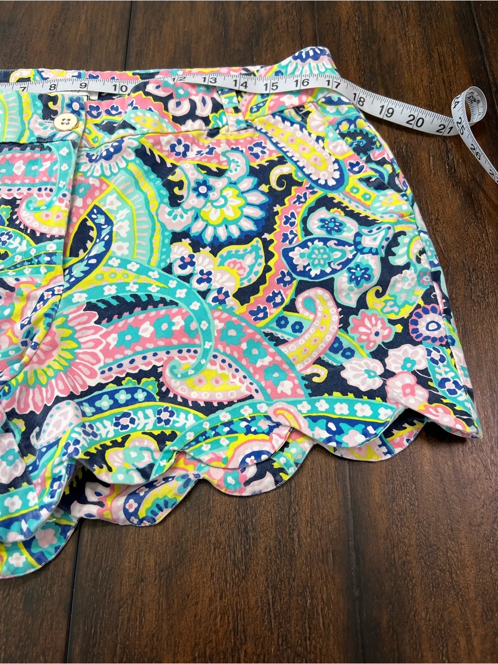 Crown & Ivy Shelby Women’s Size 12 Scalloped Hem Vibrant Paisley Shorts Pockets - Picture 3 of 8